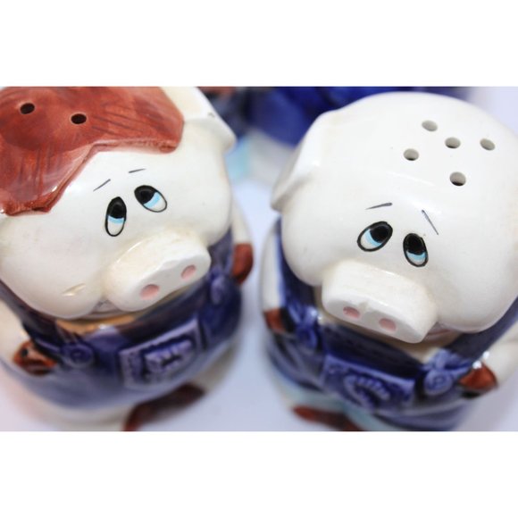 Salt & Pepper Shakers - UCCG Pigs in Jeans Overalls w/ Napkin Holder made in Tai - Picture 4 of 8